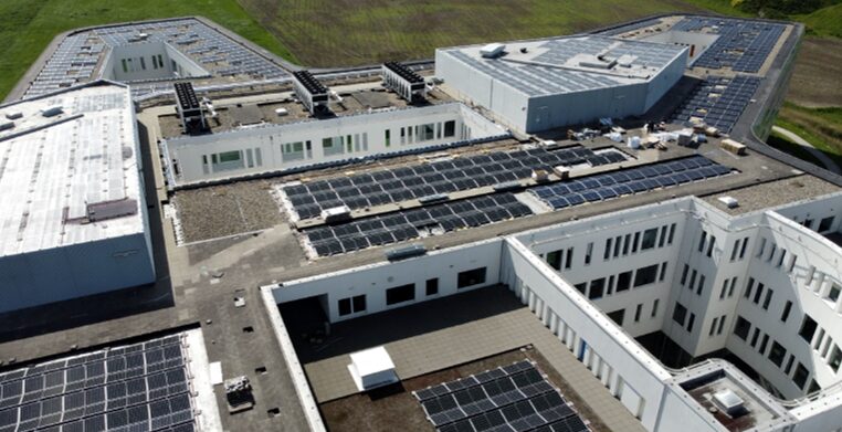 Toitures d’un site industriel couvertes de panneaux