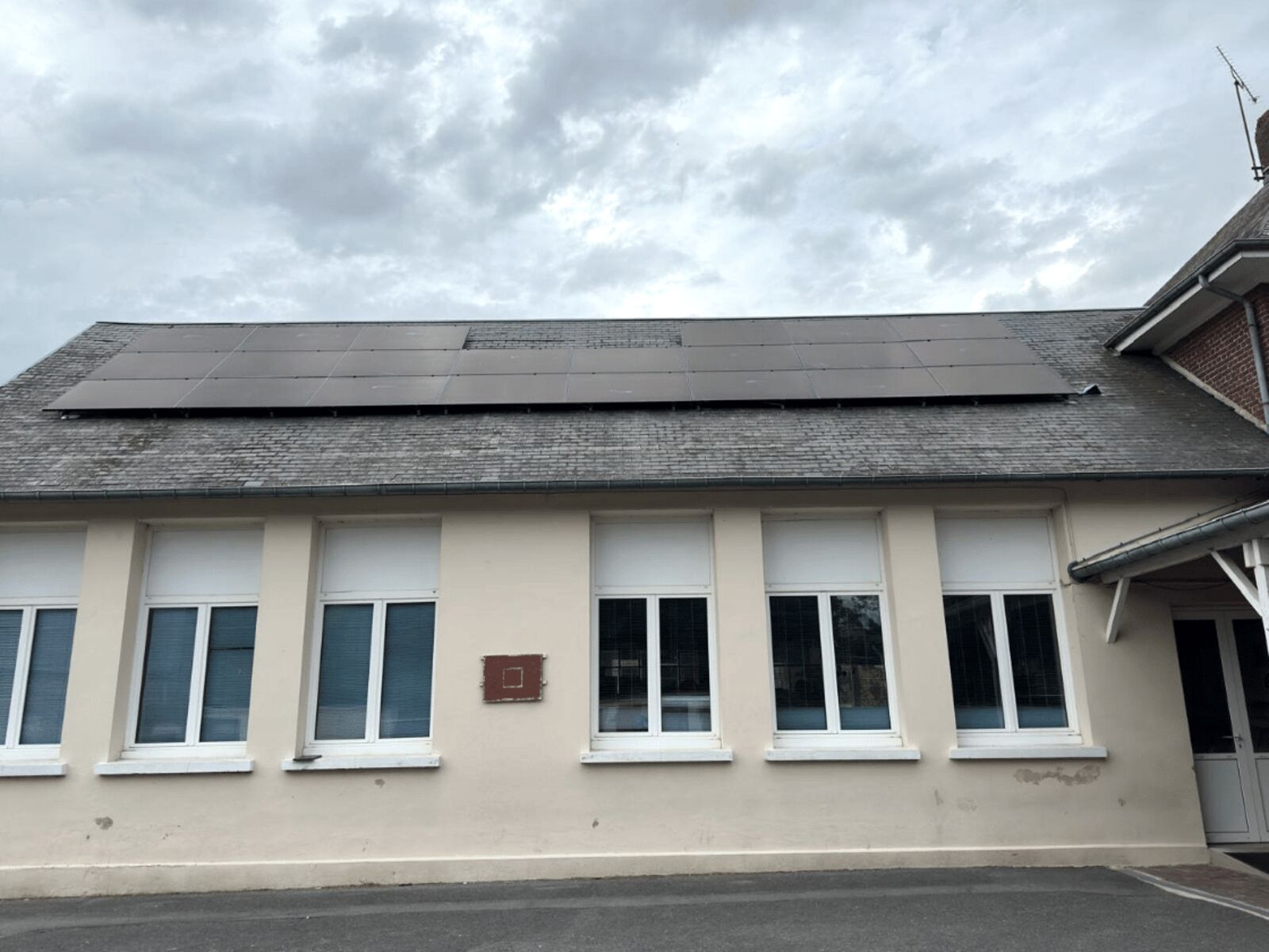 École communale d’Ennemain, panneaux sur le toit en ardoise