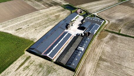 Halle de Leperse Truckwash vue du ciel, toiture couverte de panneaux
